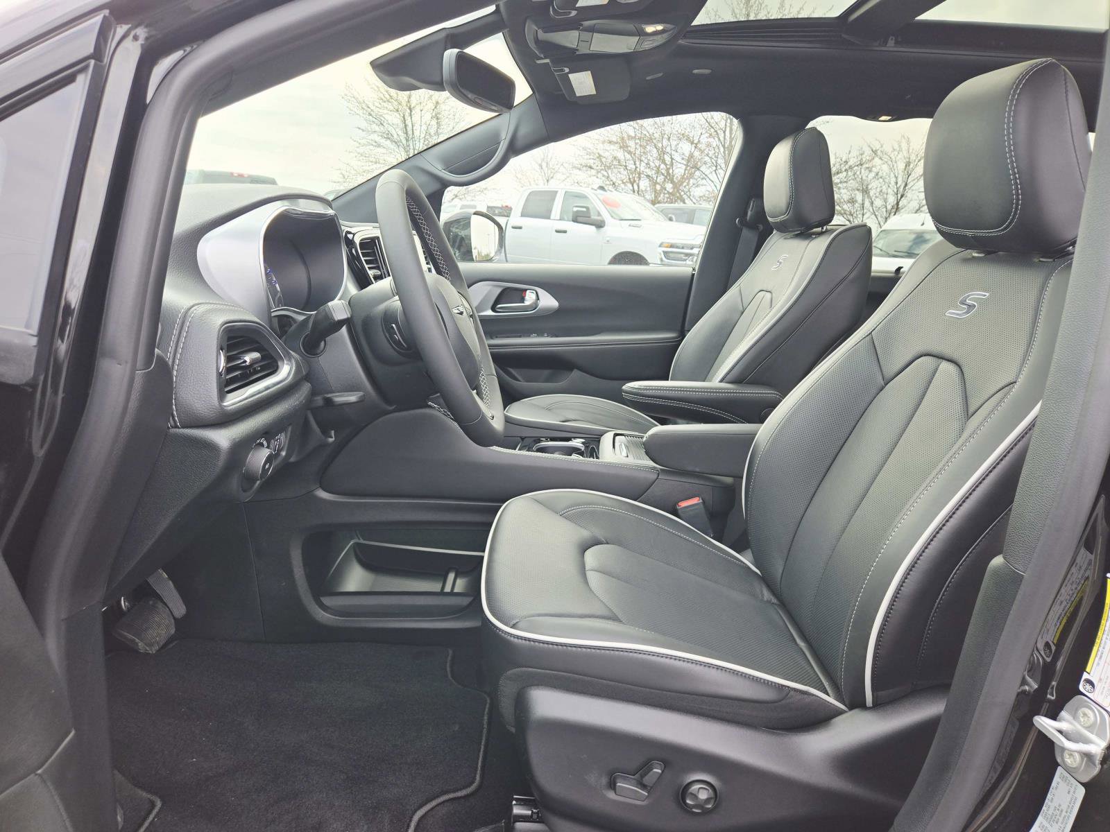 New 2026 Chrysler Pacifica Limited FWD image 12