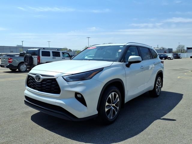 Used 2023 Toyota Highlander XLE AWD/4WD image 3