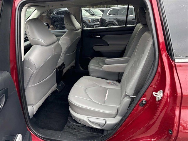 Used 2020 Toyota Highlander XLE image 17