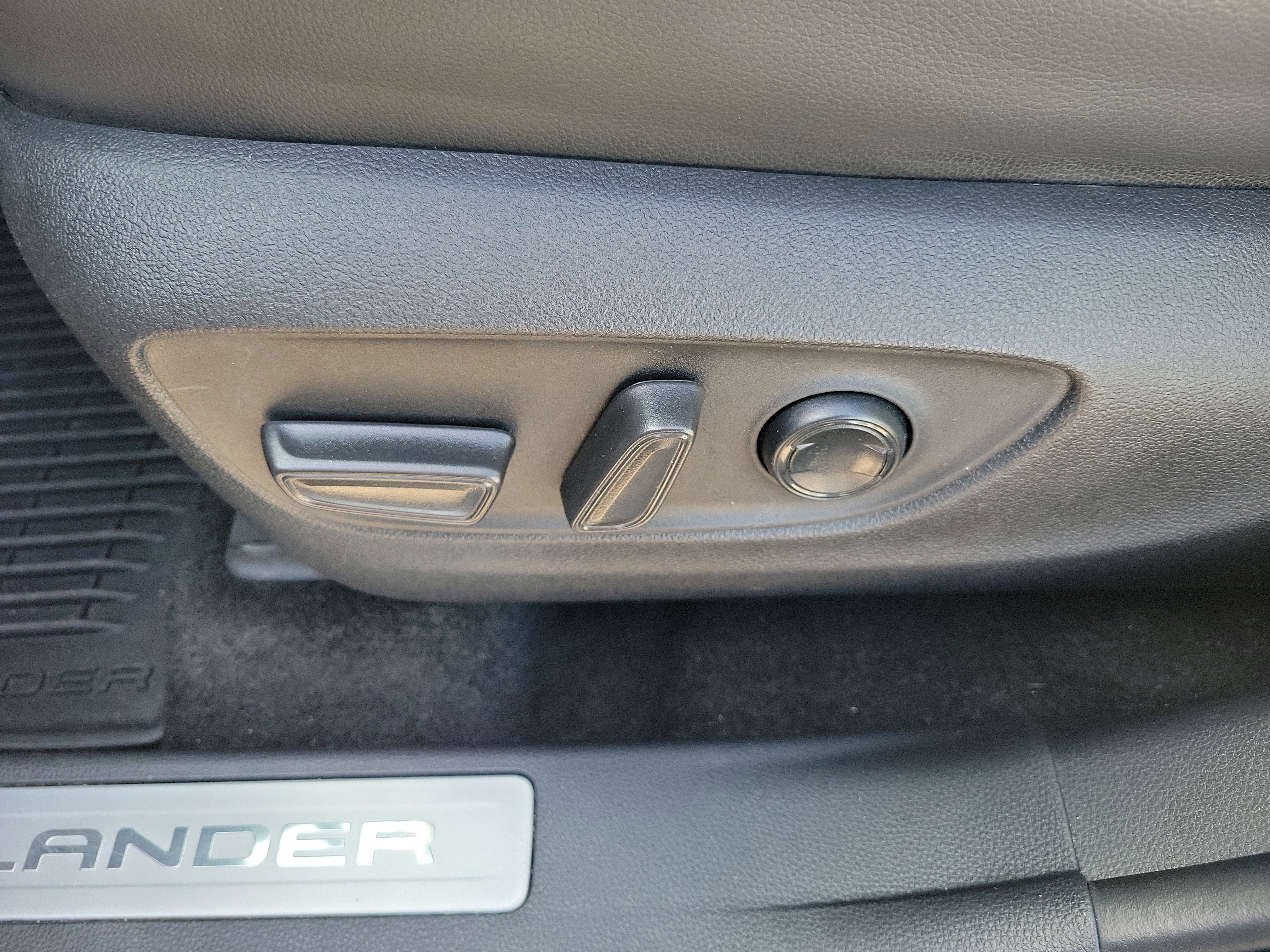 Used 2024 Toyota Highlander Limited image 25