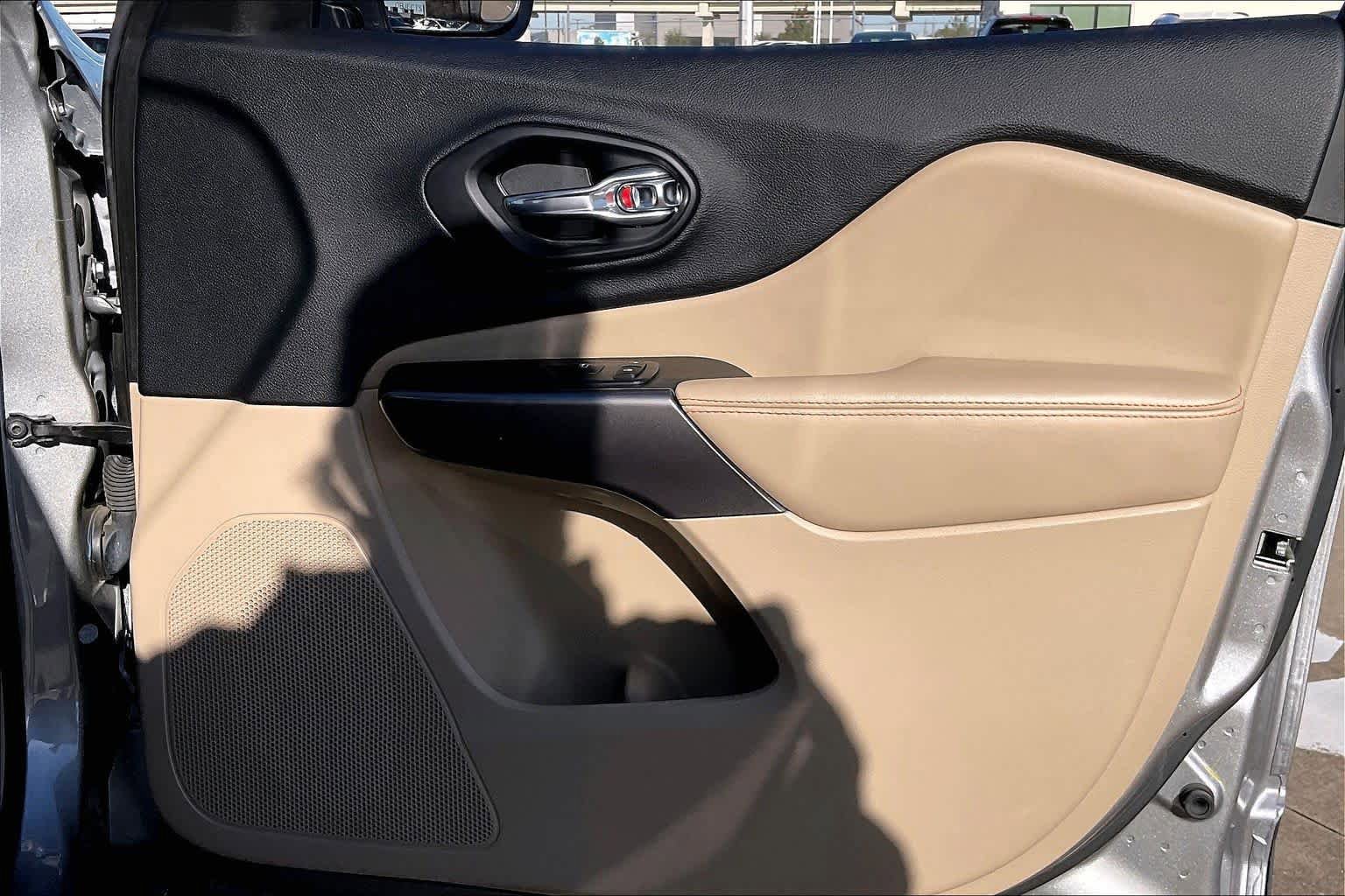 Used 2019 Jeep Cherokee Latitude w/ Popular Appearance Group image 21