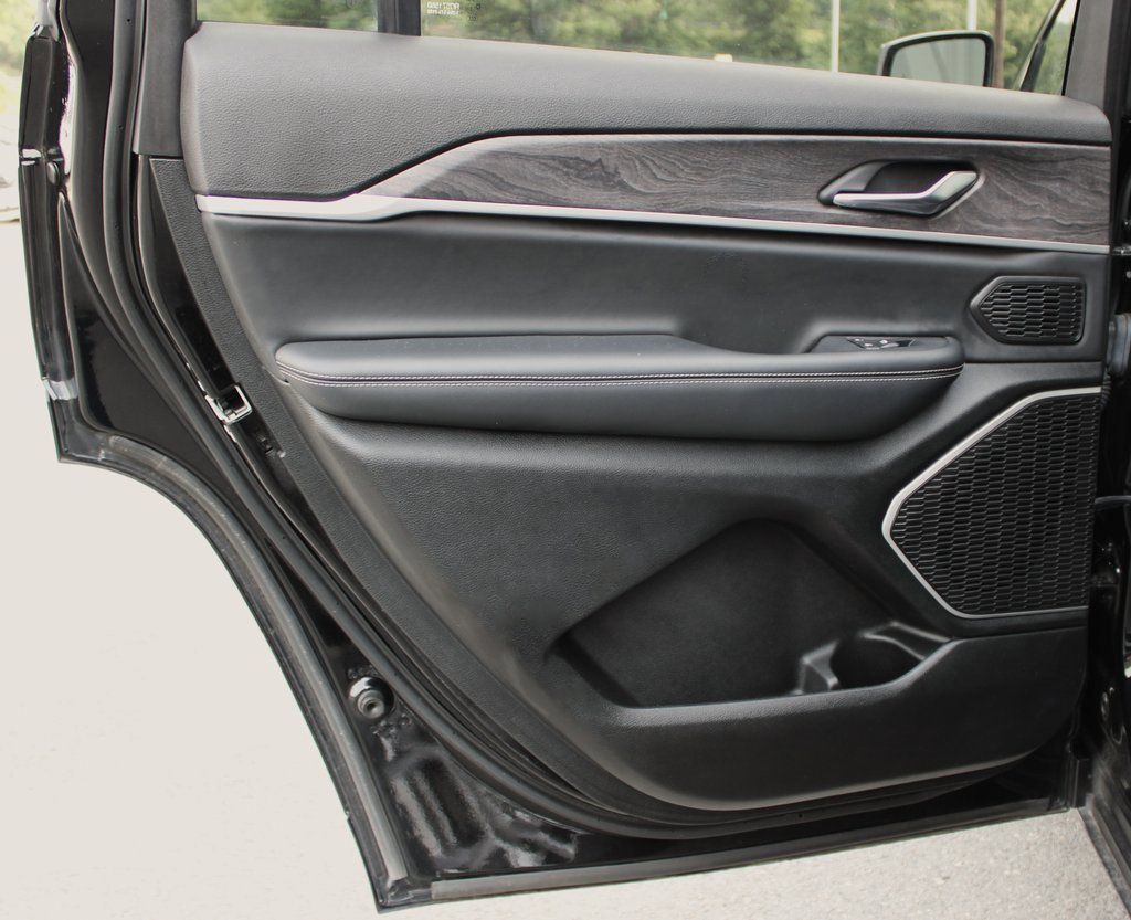 Used 2022 Jeep Grand Cherokee L Limited image 17