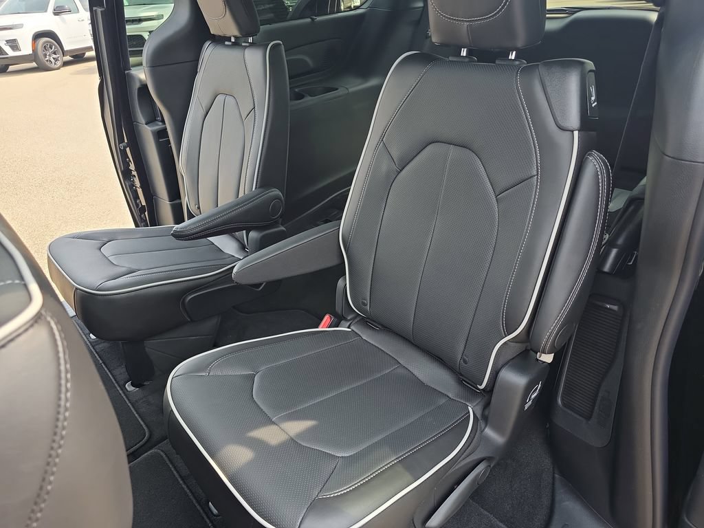 New 2027 Chrysler Pacifica Limited AWD/4WD image 16