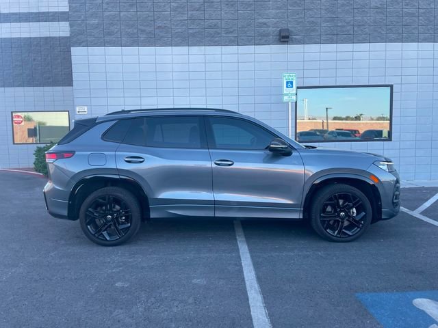 Used 2025 Volkswagen Tiguan SE R-Line image 2