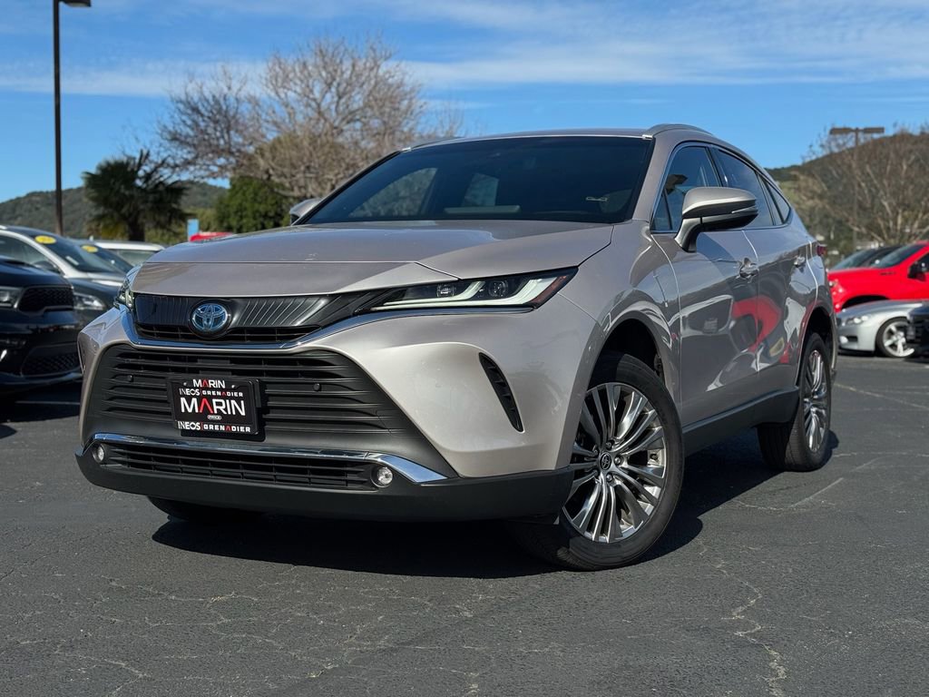 Used 2024 Toyota Venza XLE image 2