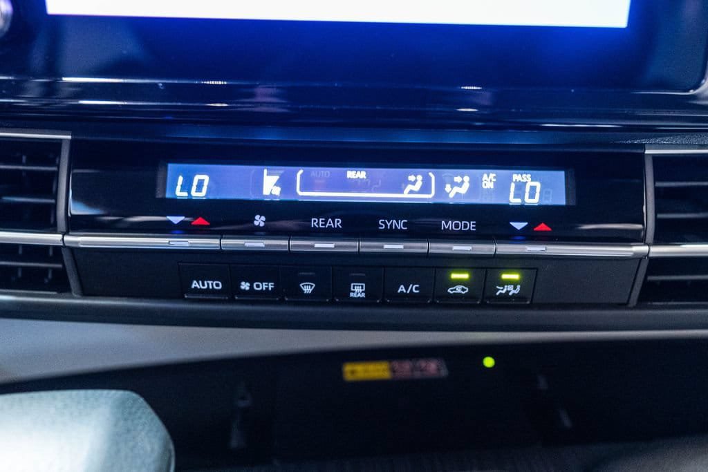 Used 2025 Toyota Sienna LE FWD image 27