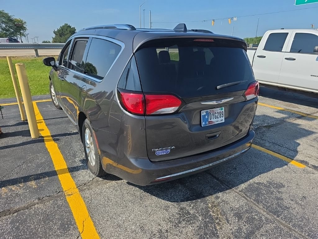 Used 2018 Chrysler Pacifica Touring-L FWD image 5