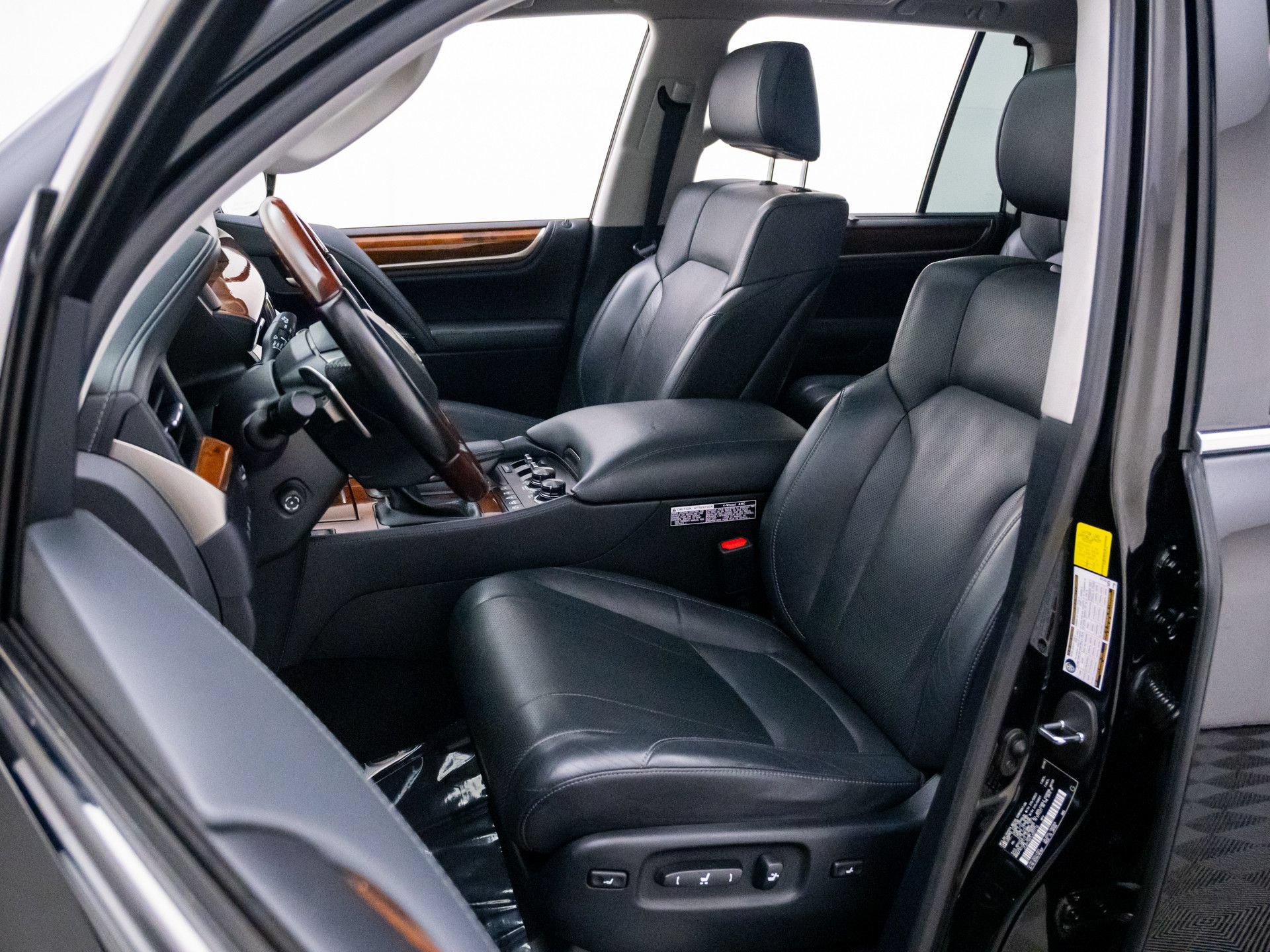 Used 2020 Lexus LX 570 4WD w/ Luxury Package image 16