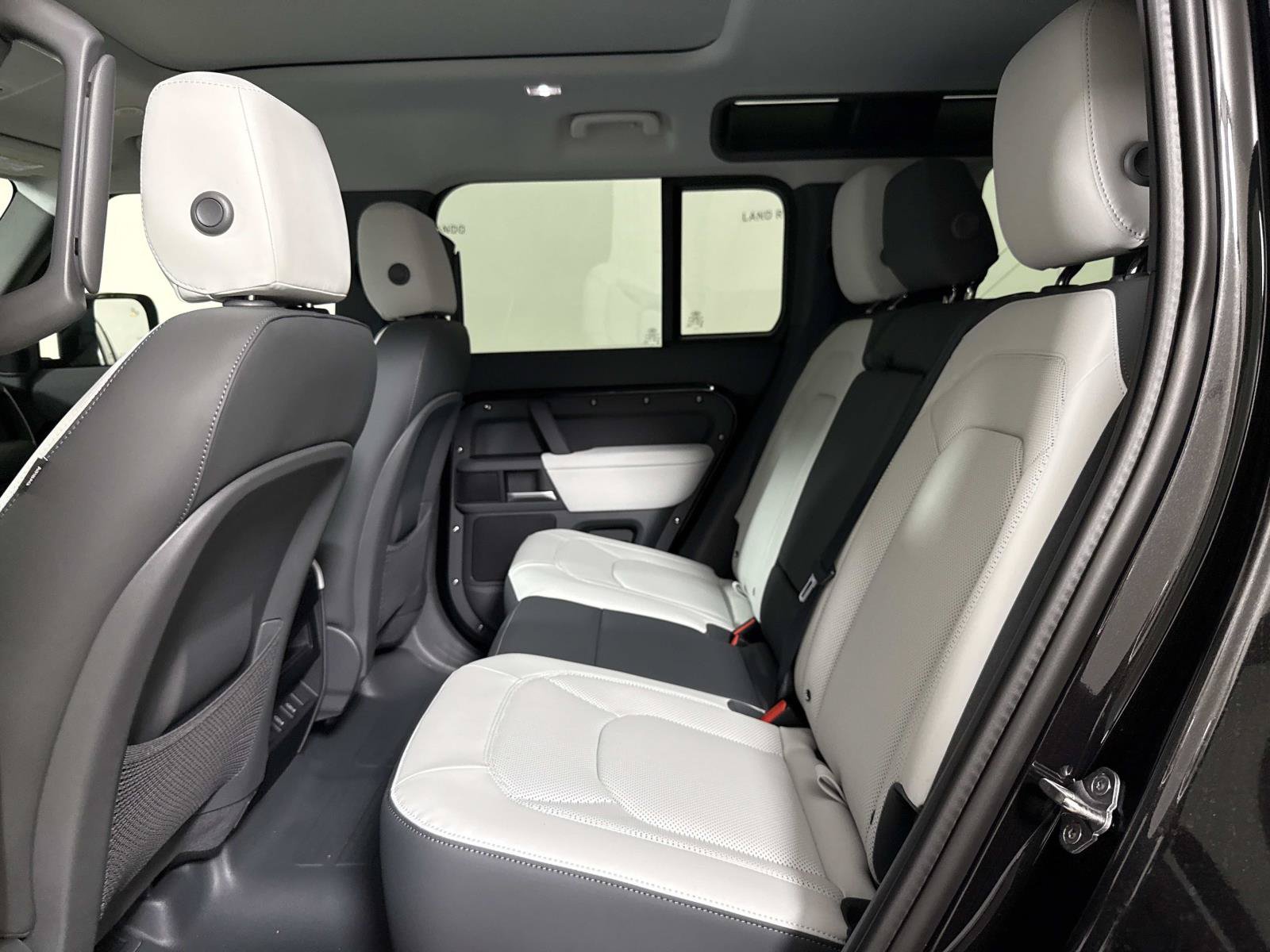 New 2026 Land Rover Defender 110 X-Dynamic SE AWD/4WD image 13