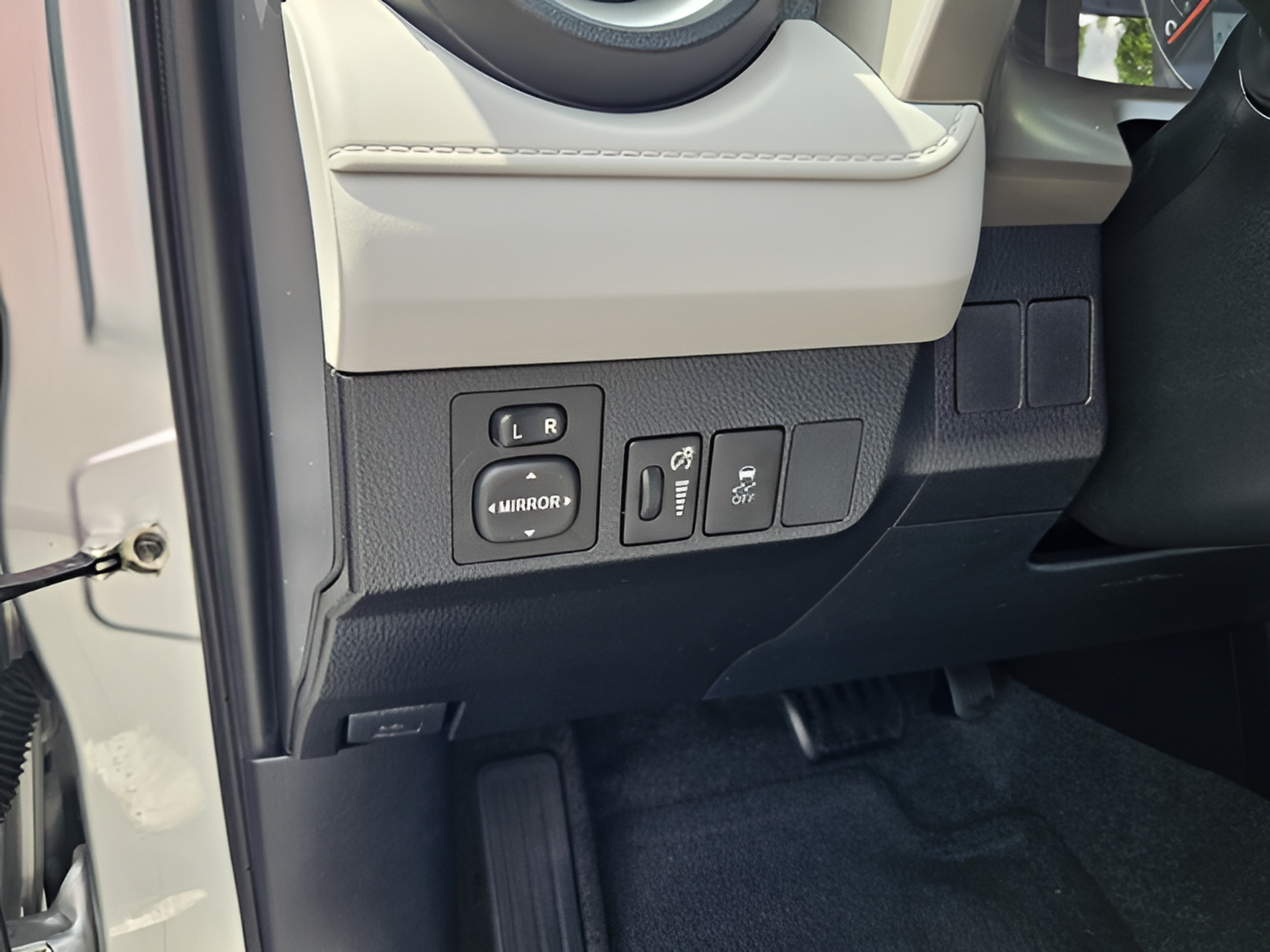 Used 2015 Toyota RAV4 LE FWD image 13