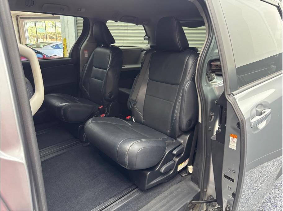 Used 2017 Toyota Sienna SE Premium FWD image 17