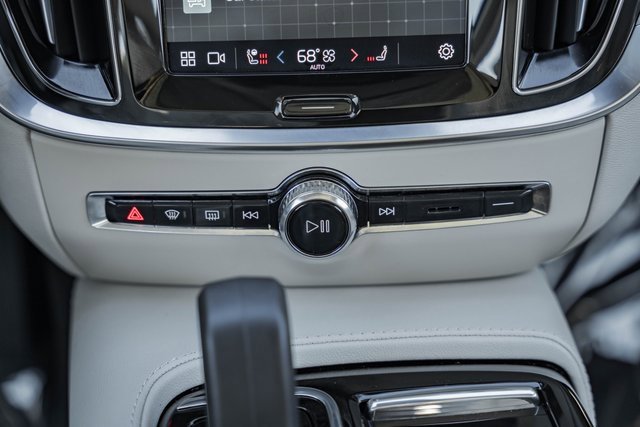 Used 2023 Volvo S60 T8 Plus image 21