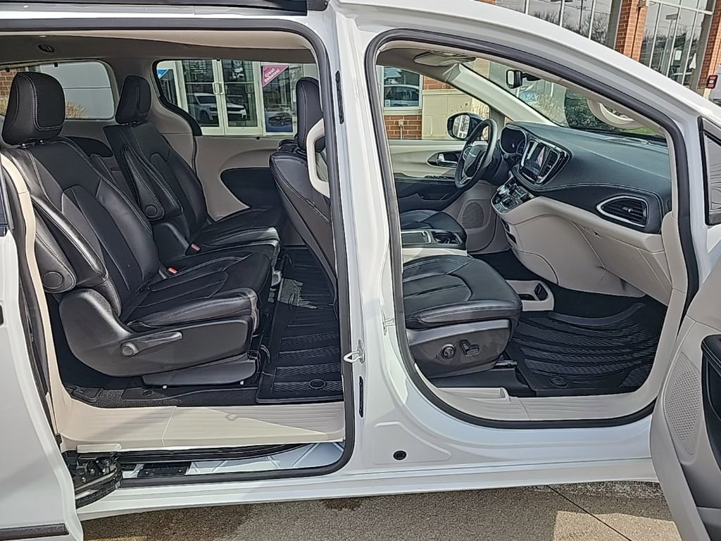 Certified 2024 Chrysler Pacifica Select w/ Uconnect Theater Family Group image 27