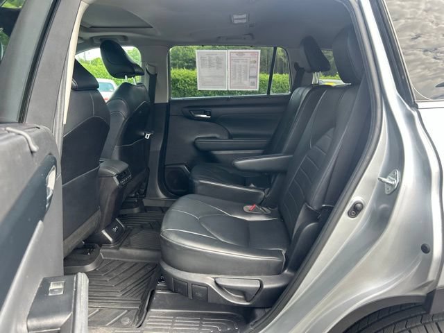 Used 2021 Toyota Highlander XLE AWD/4WD image 18