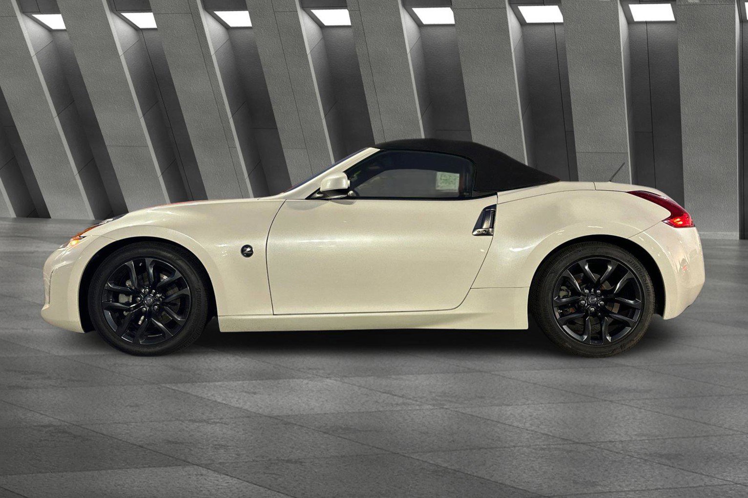 Used 2018 Nissan 370Z Touring image 7