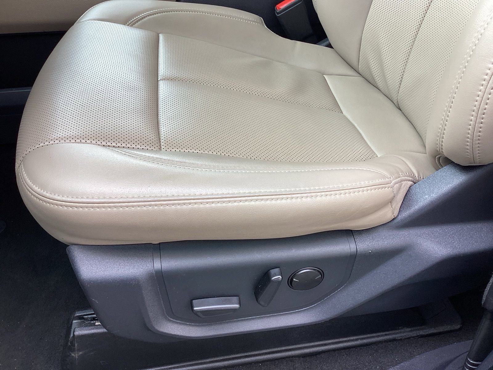 Used 2024 Ford Expedition Max XLT image 13