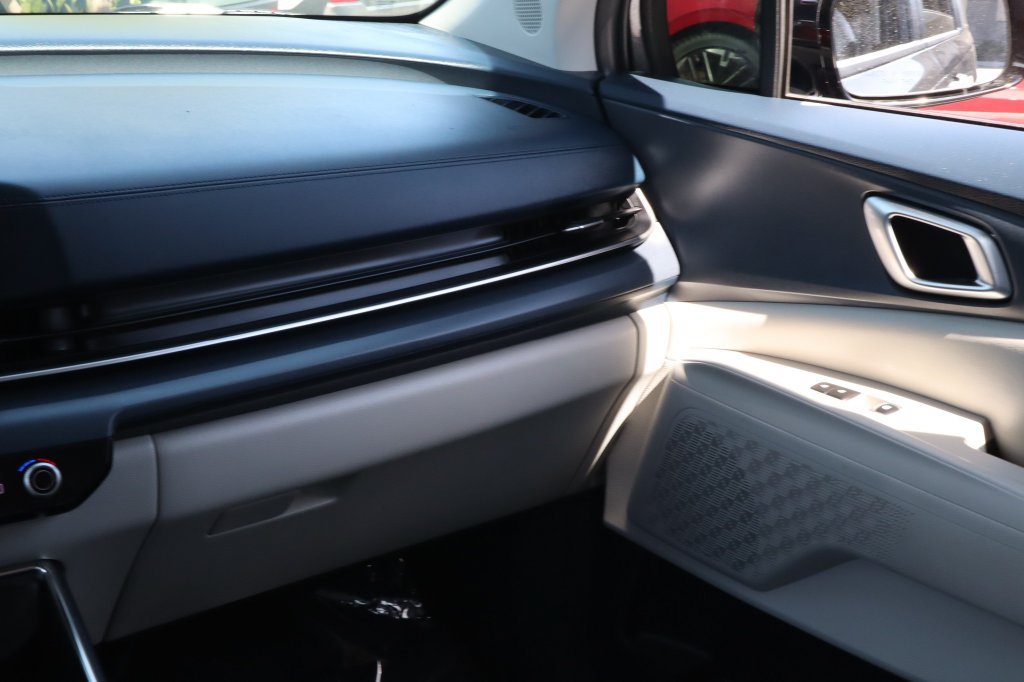 Used 2025 Kia Carnival EX FWD image 30