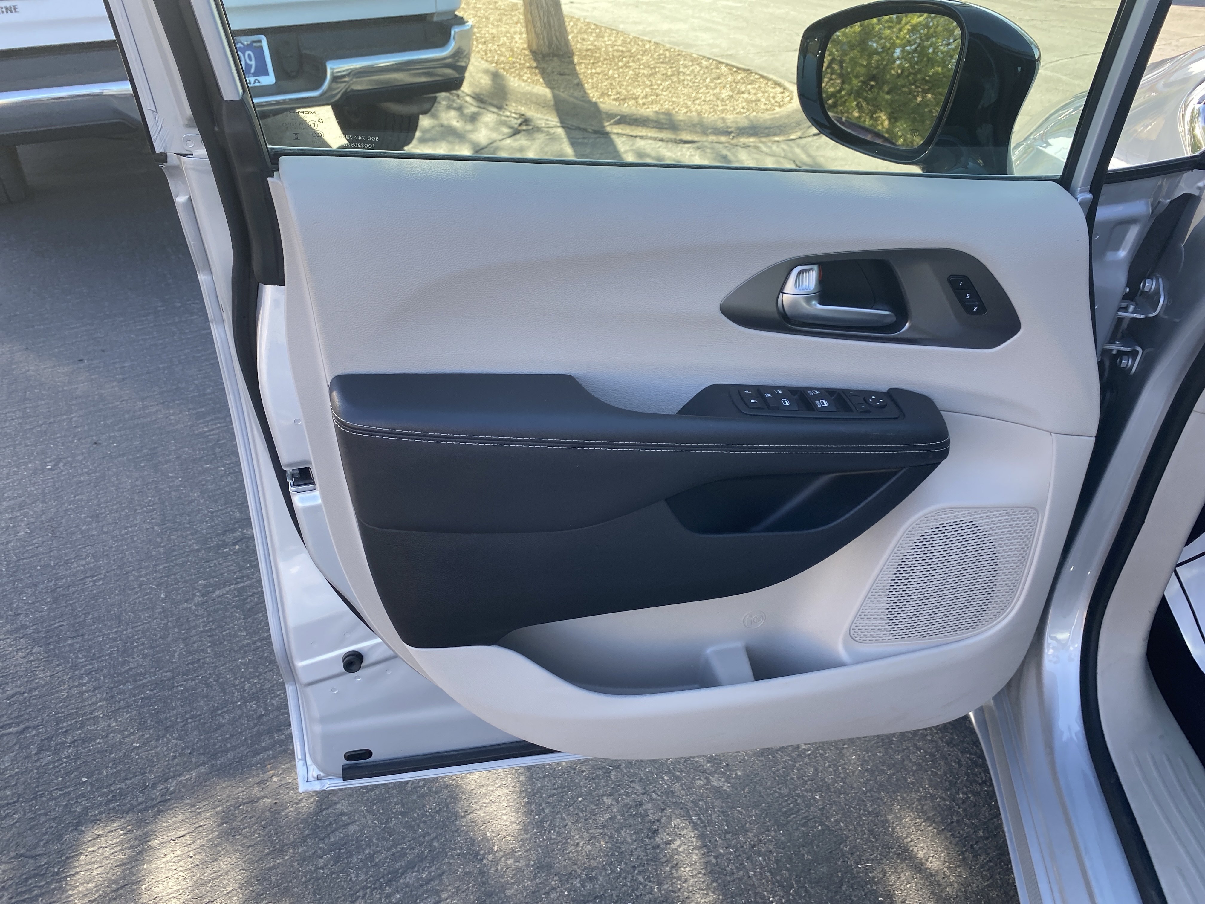 Used 2024 Chrysler Pacifica Touring-L FWD image 7