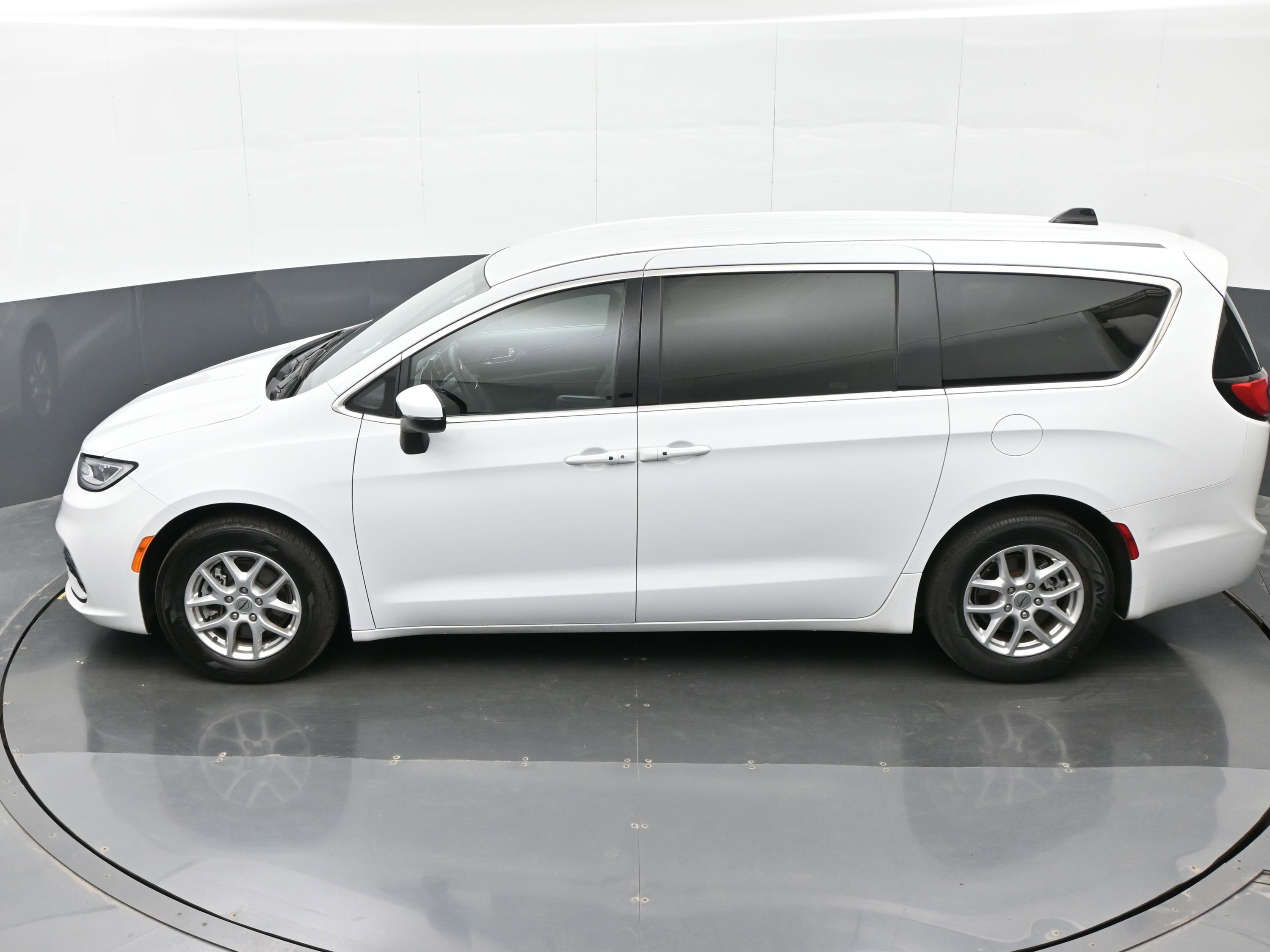 Used 2023 Chrysler Pacifica Touring FWD image 33