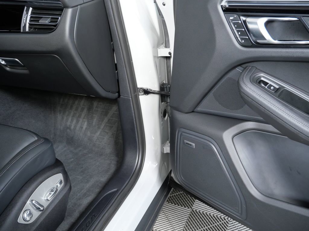 Certified 2024 Porsche Macan image 23