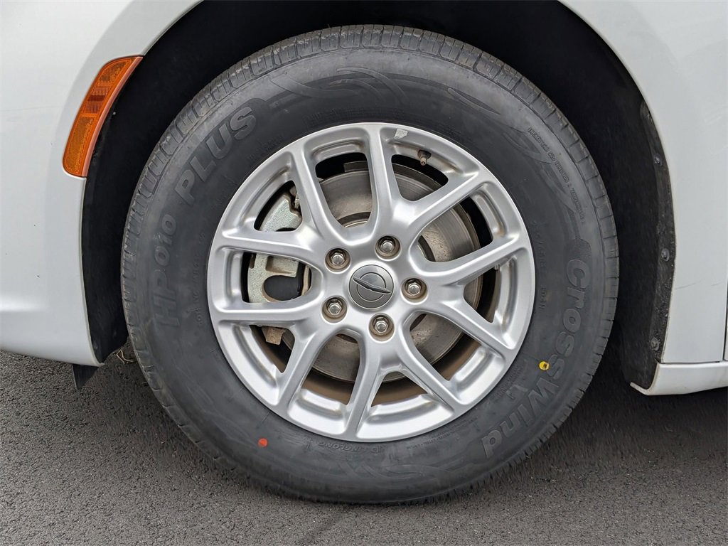 Used 2023 Chrysler Pacifica Touring image 14