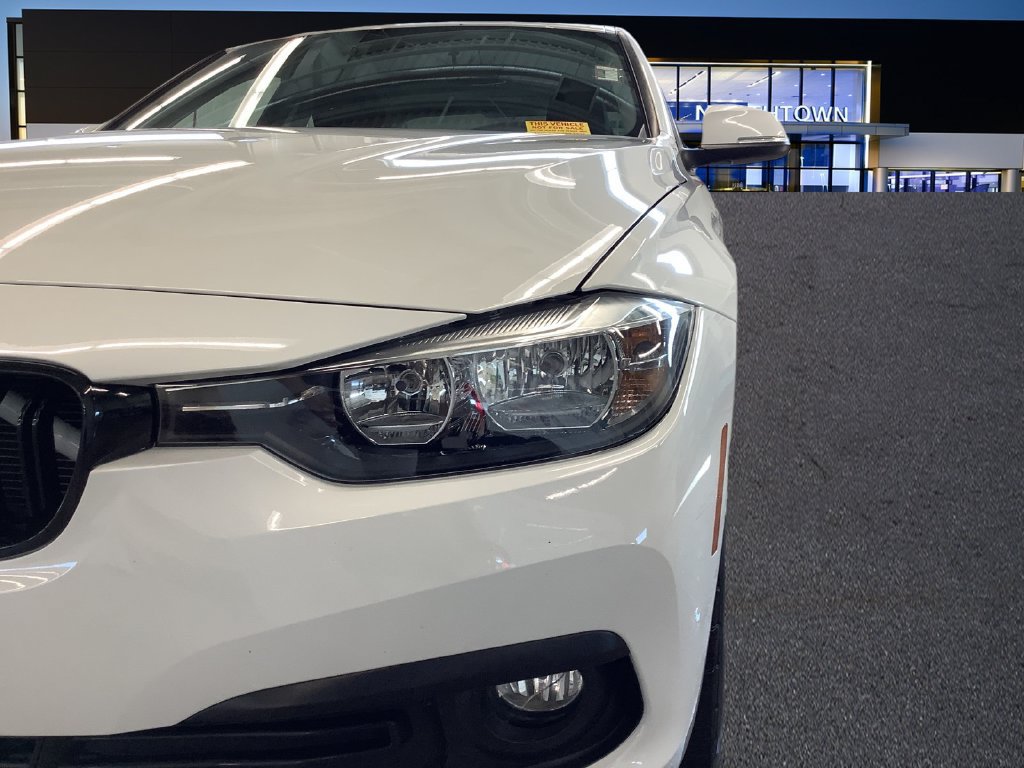 Used 2017 BMW 320i xDrive Sedan AWD/4WD image 32
