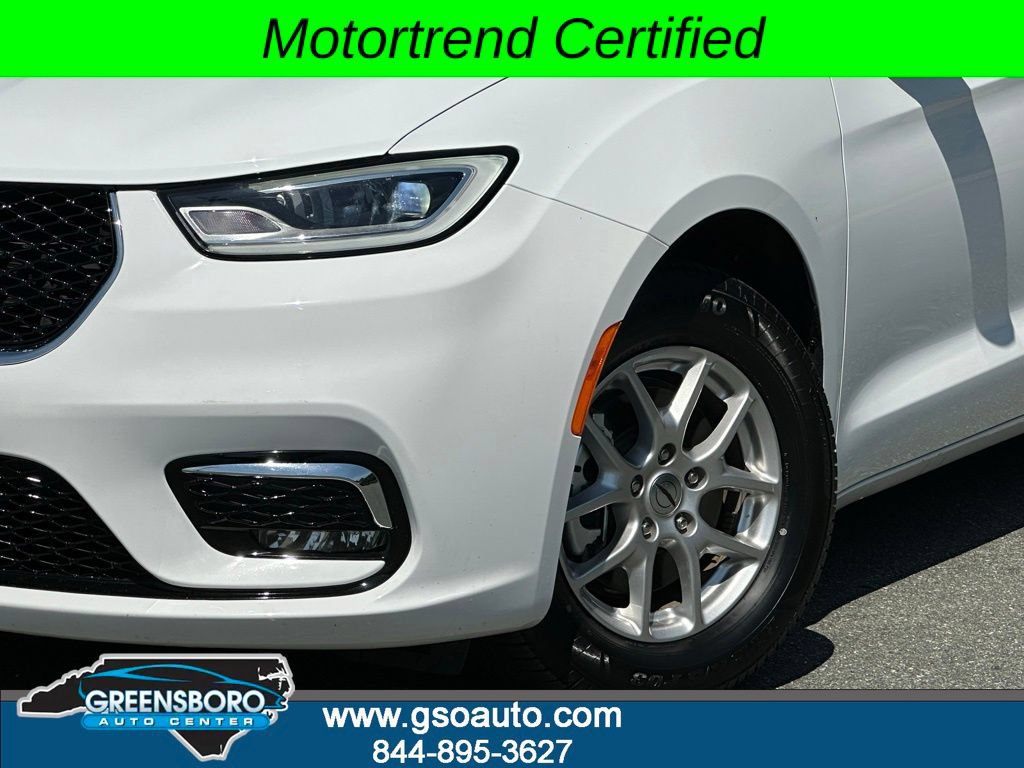Used 2024 Chrysler Pacifica Touring-L FWD image 2