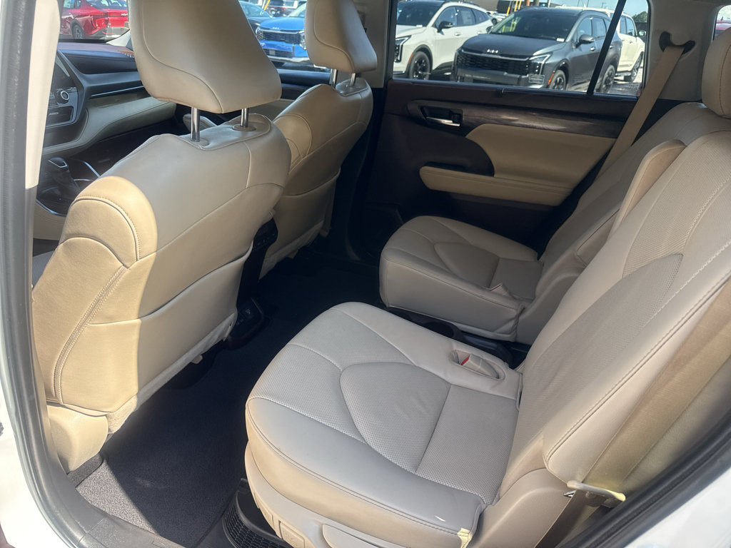 Used 2022 Toyota Highlander Limited FWD image 18
