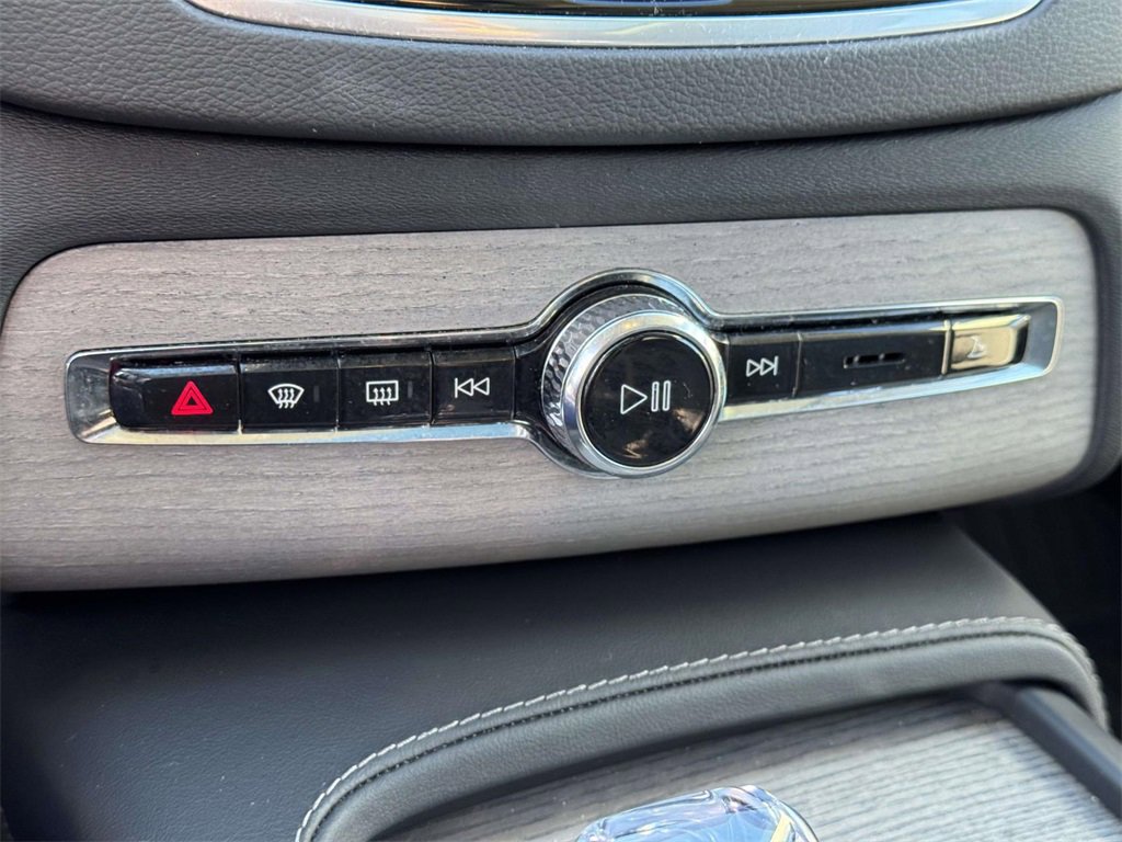 Certified 2024 Volvo XC90 B6 Ultimate w/ Protection Package Premier image 28