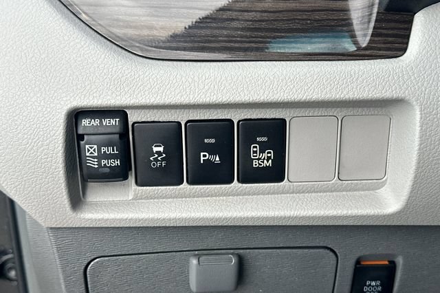 Used 2017 Toyota Sienna XLE w/ XLE Navigation Package FWD image 32