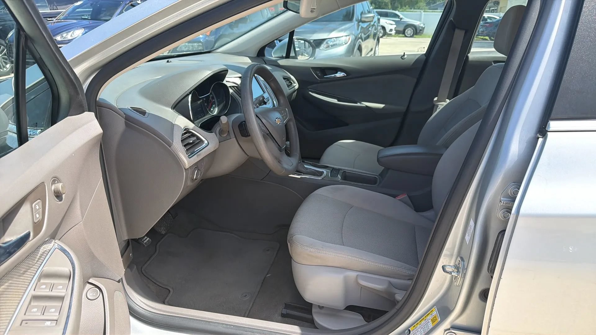 Used 2017 Chevrolet Cruze LT FWD image 14