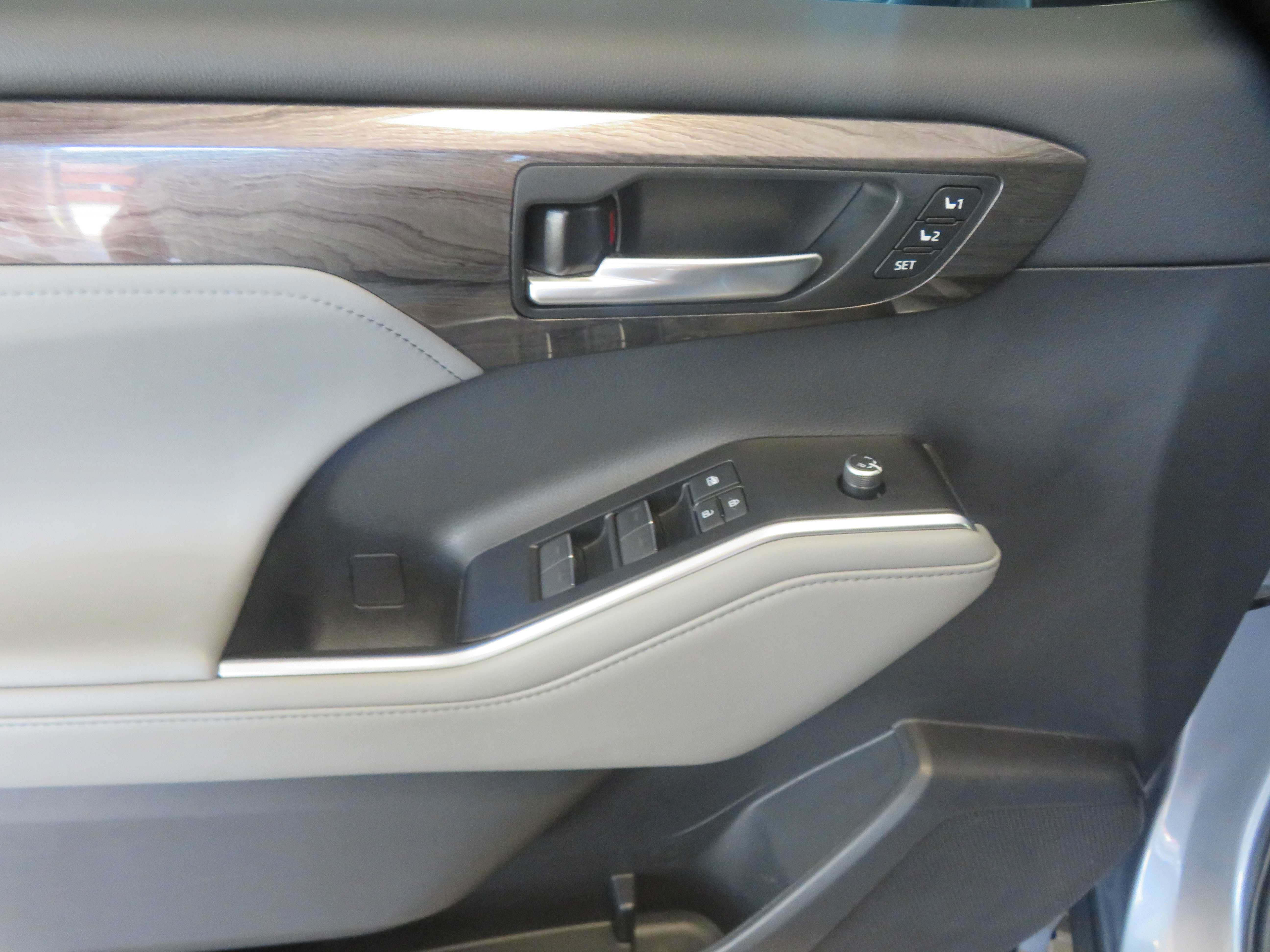 Used 2021 Toyota Highlander Platinum FWD image 14