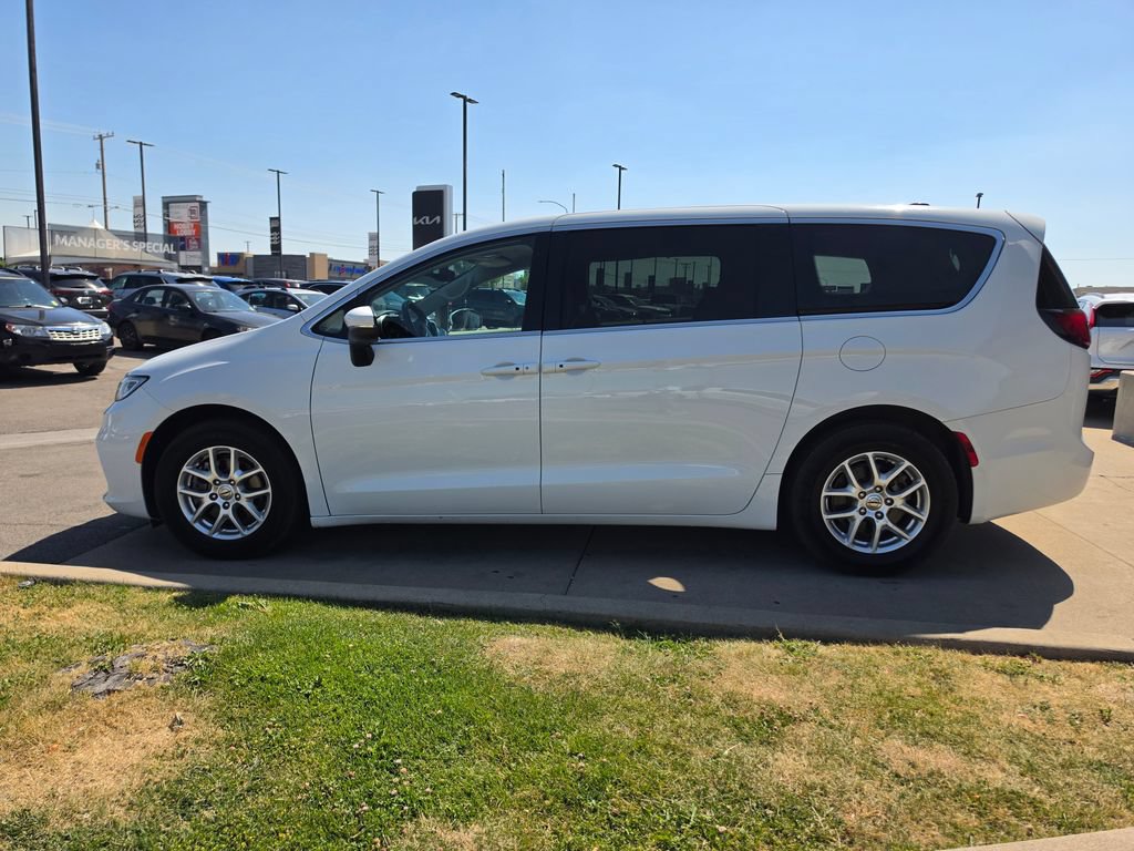 Used 2023 Chrysler Pacifica Touring-L FWD image 8