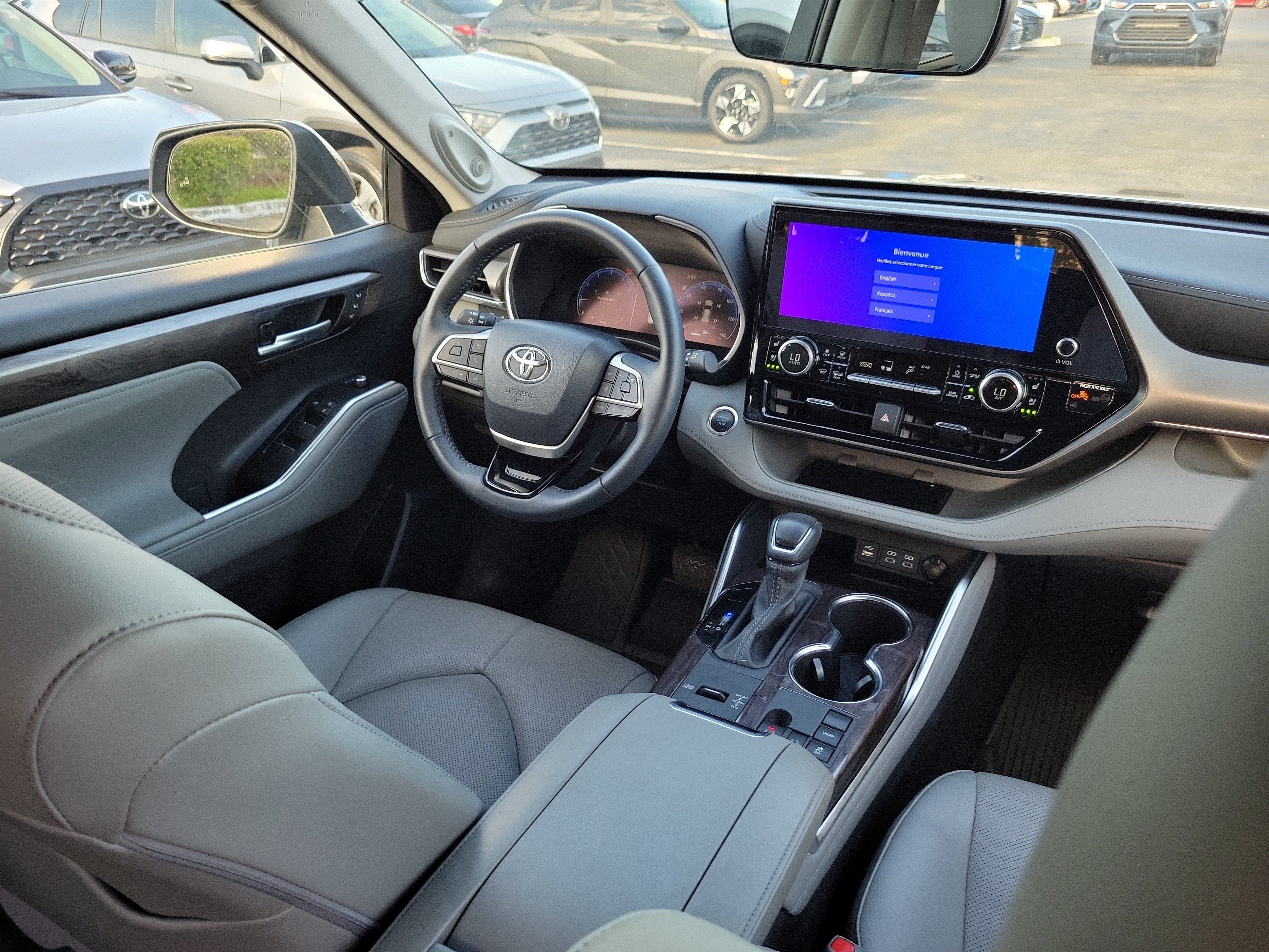 Used 2025 Toyota Highlander Limited FWD image 13