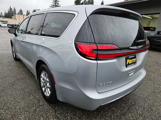 Used 2024 Chrysler Pacifica Touring-L image 6