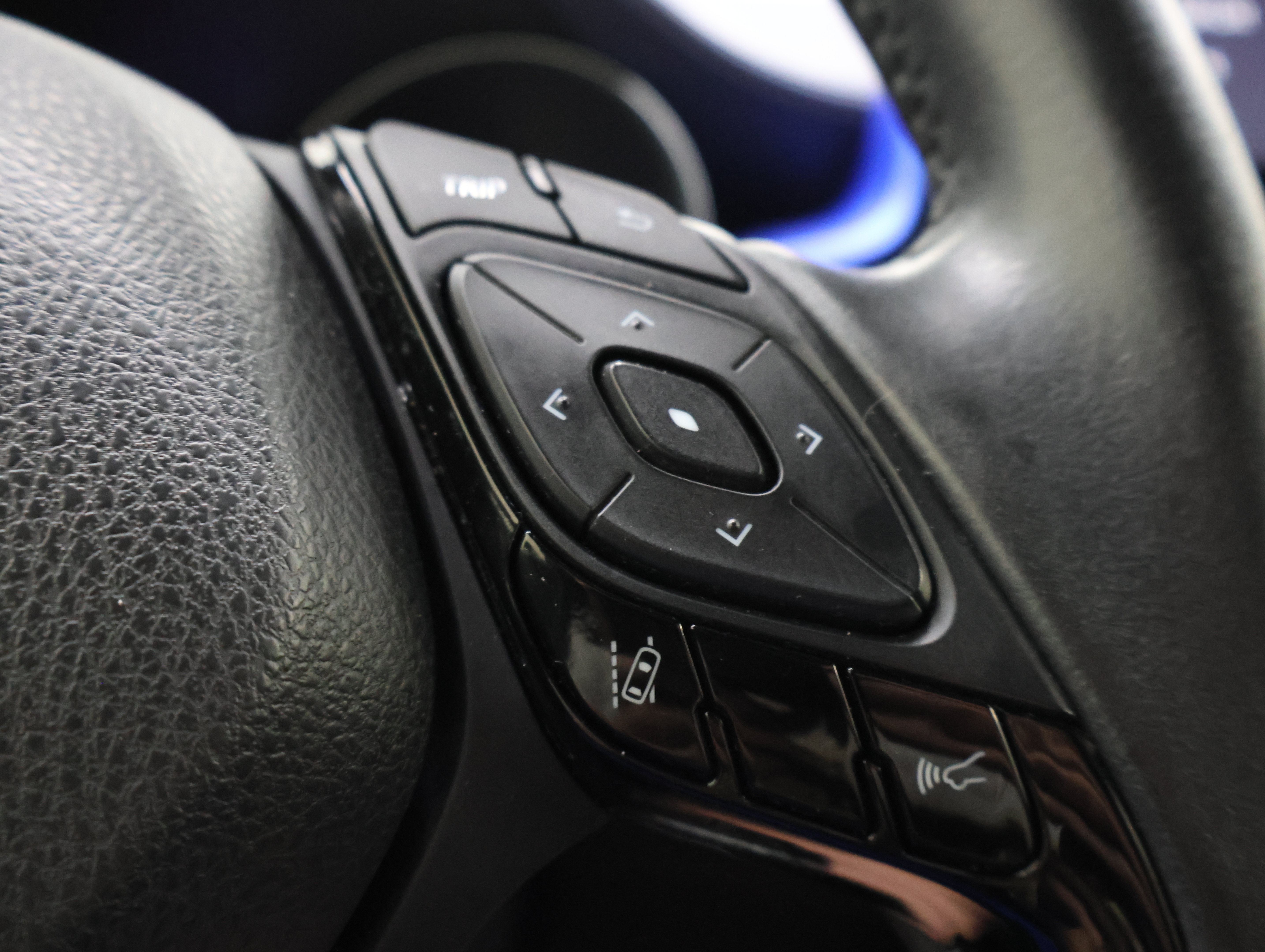 Used 2020 Toyota C-HR XLE FWD image 14