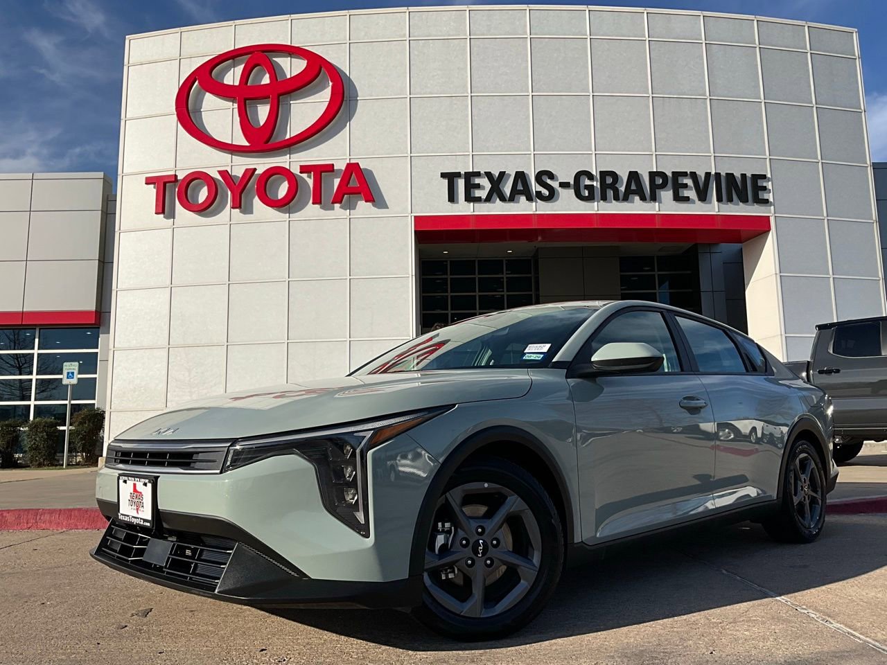 Used 2025 Kia K4 LXS image 2