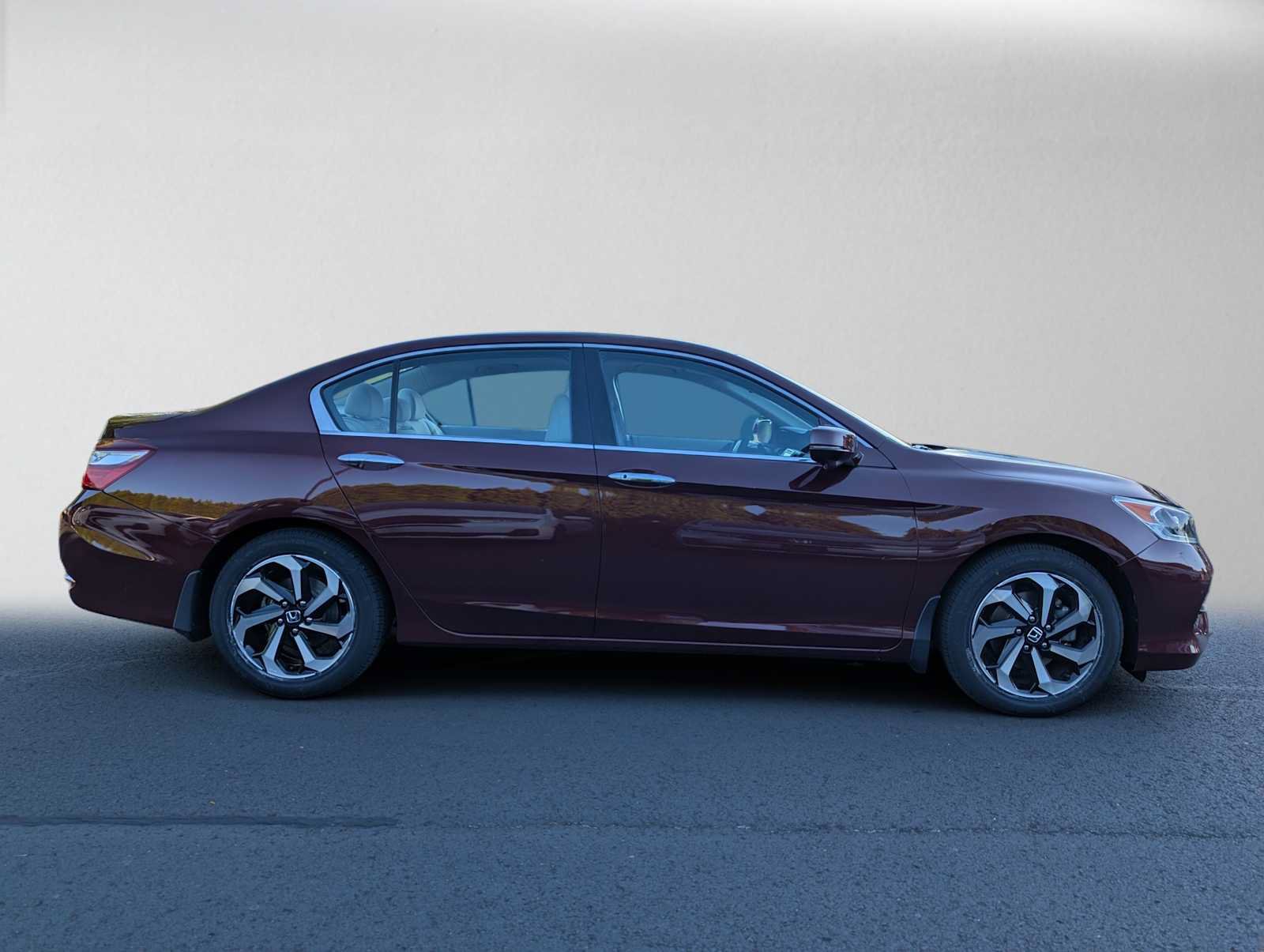 Used 2017 Honda Accord EX image 2
