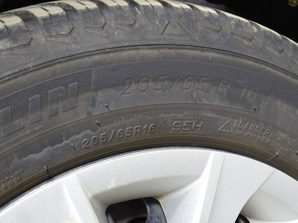 Used 2017 Toyota Camry LE image 40