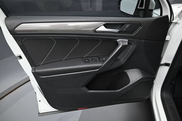 Used 2023 Volkswagen Tiguan SE w/ Panoramic Sunroof Package FWD image 11