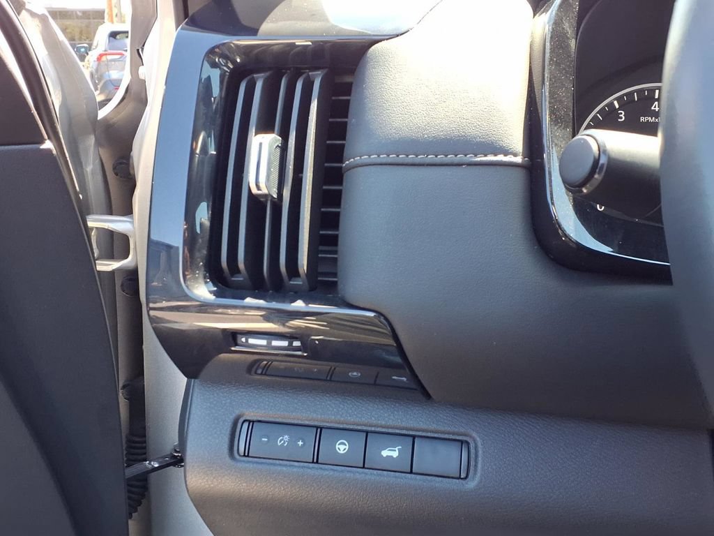 Used 2025 Nissan Pathfinder SV AWD/4WD image 15