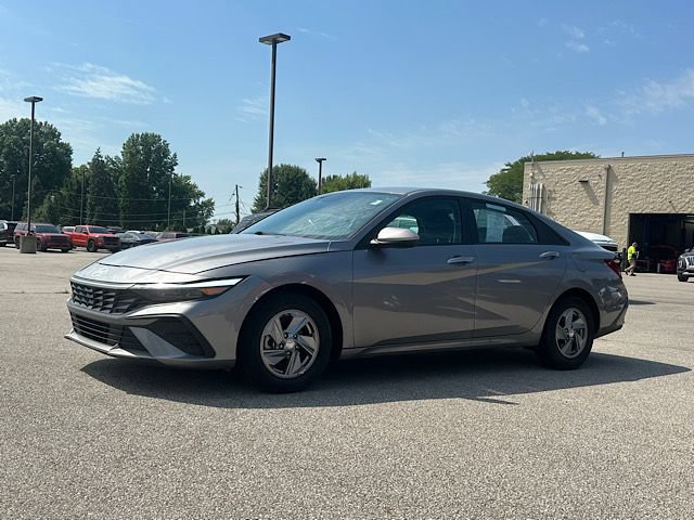 Used 2024 Hyundai Elantra SE FWD image 3