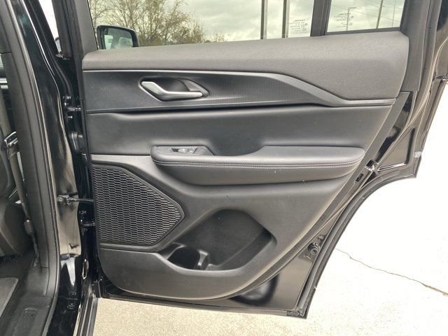 Used 2024 Jeep Grand Cherokee Laredo image 28