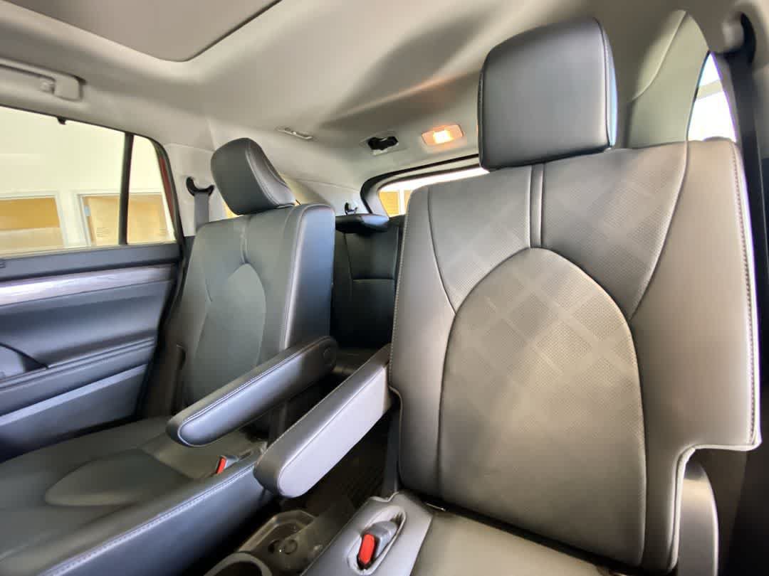 Used 2021 Toyota Highlander Platinum AWD/4WD image 26