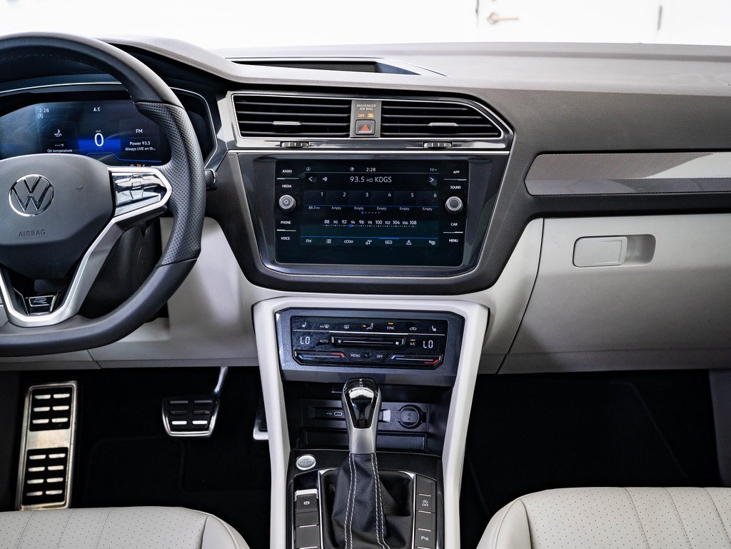 Used 2024 Volkswagen Tiguan SE R-Line image 30