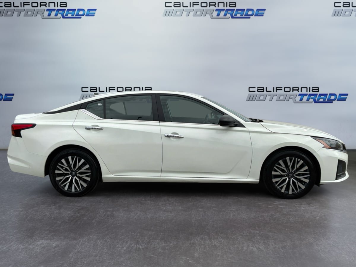 Used 2025 Nissan Altima 2.5 SV FWD image 4