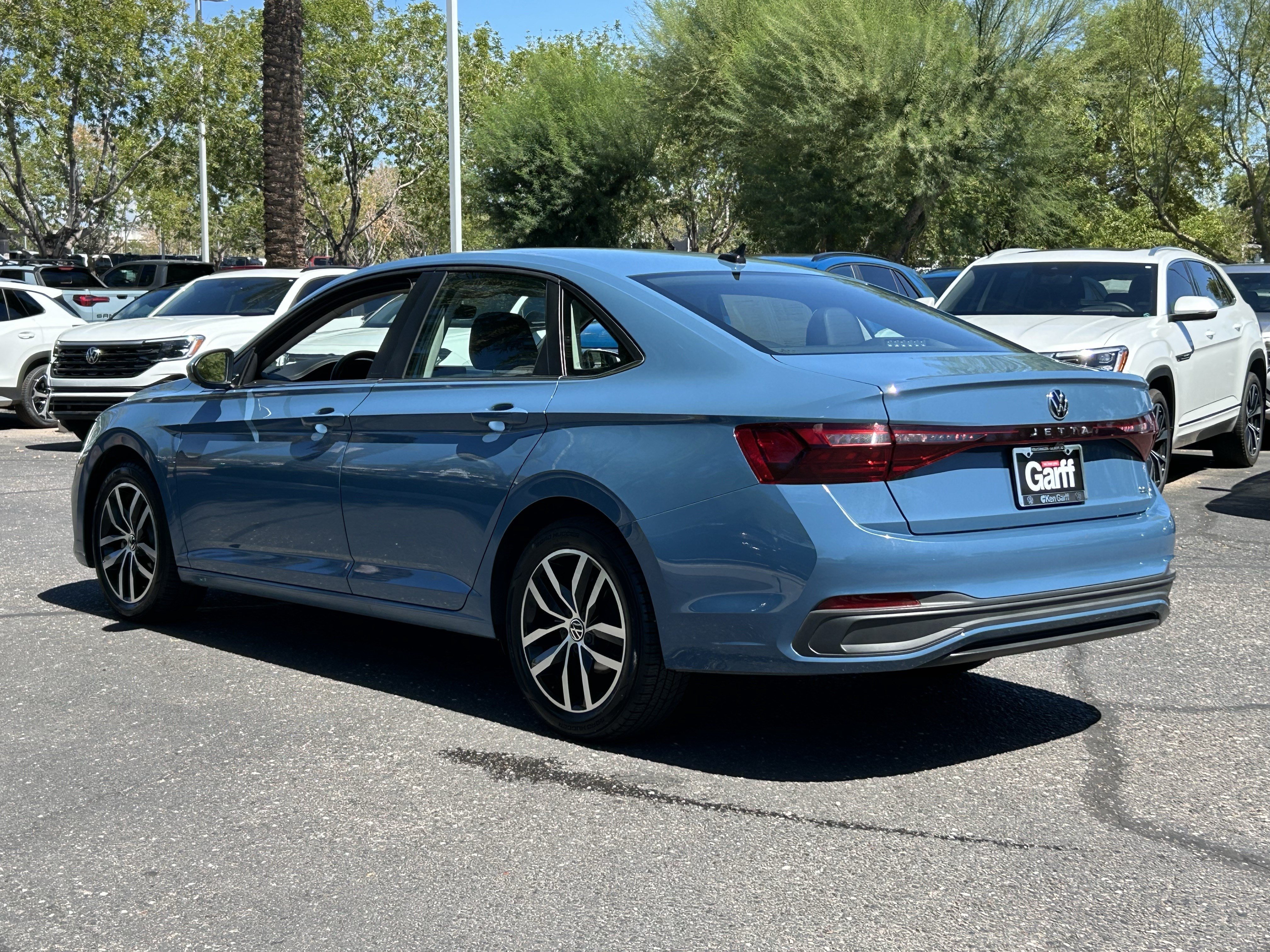 Used 2025 Volkswagen Jetta SE FWD image 3
