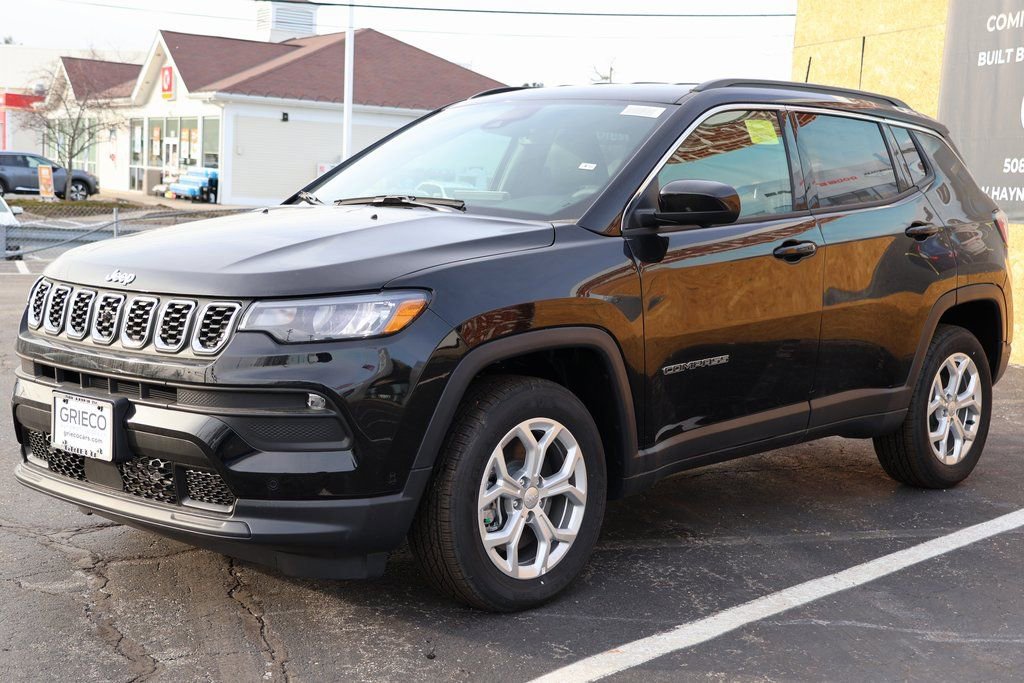 New 2024 Jeep Compass Latitude w/ Convenience Group AWD/4WD image 4