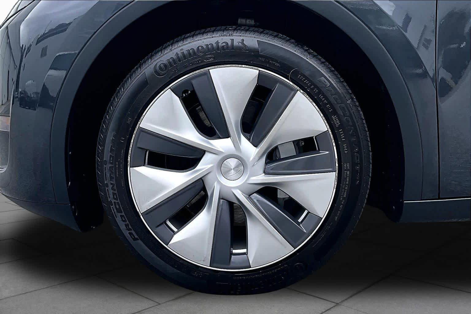 Used 2024 Tesla Model Y Long Range AWD/4WD image 9
