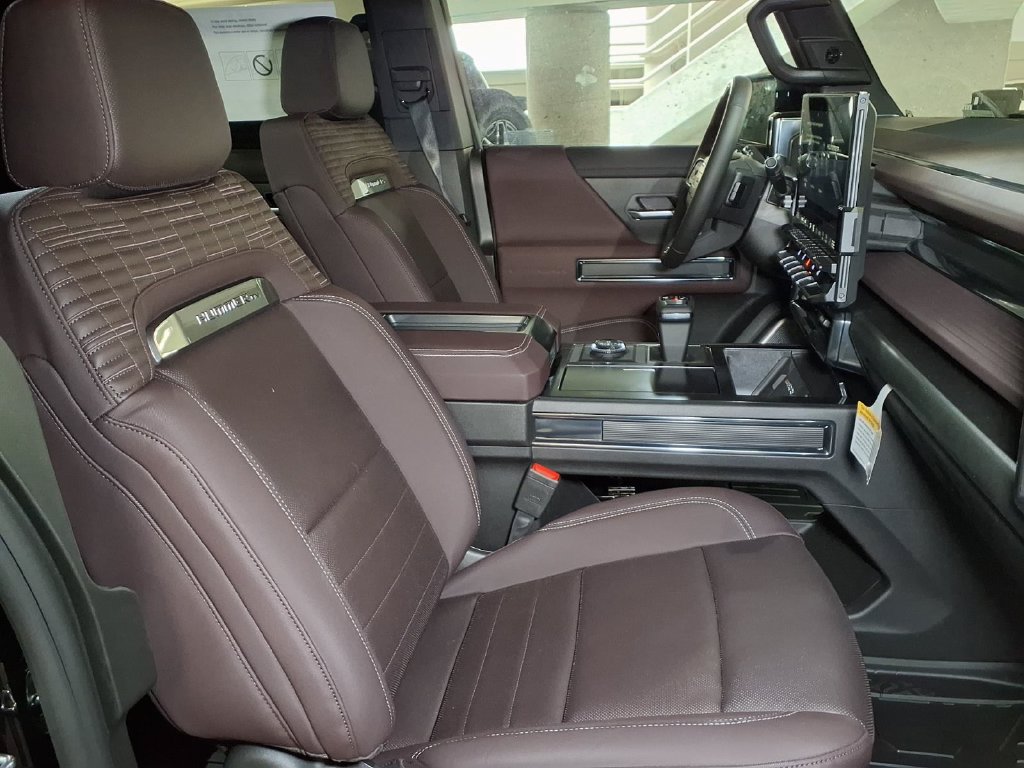 New 2026 GMC Hummer EV SUV w/ LPO, Illumination Package AWD/4WD image 4